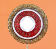 Goldenes Parteiabzeichen der NSDAP Tr&auml;gernummer 56551