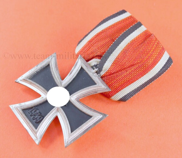 Eisernes Kreuz 2.Klasse 1939 (100) an Einzelspange (orange-rot) - MINT CONDITION