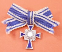 Miniatur Mutterkreuz in Silber an Damenschleife