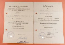 Urkundenduo Ostmedaille + Verwuntenabzeichen in Schwarz...