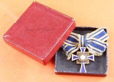 Miniatur Mutterkreuz in Bronze an Damenschleife im Schachtel