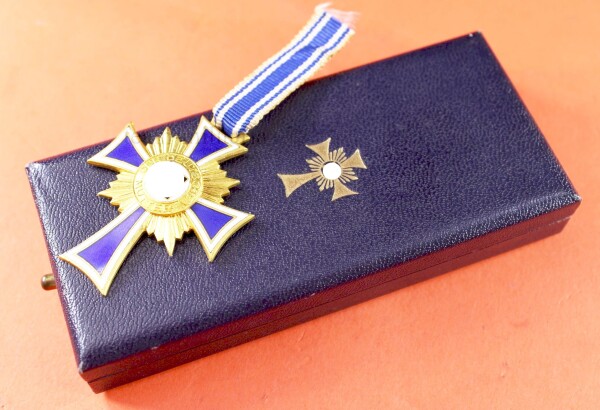 Ehrenkreuz der Deutschen Mutter in Gold im Etui (Deumer) - MINT CONDITION