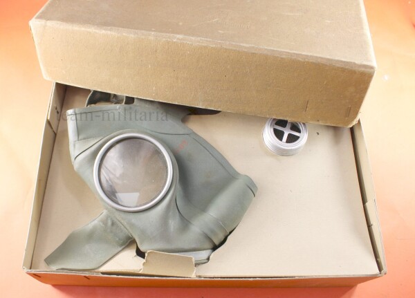Volksgasmaske komplett im Karton VM F RLI - 39/86 Luftschutzgesetz genehmigt - unbenutzt