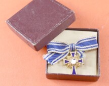 Miniatur Mutterkreuz in Gold (L/15) an Damenschleife im Etui