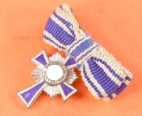 Miniatur Mutterkreuz in Silber an Damenschleife