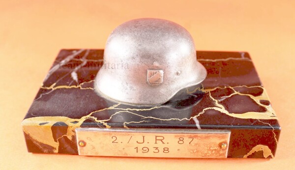 Tischdeko / Briefbeschwerer Stahhelm auf Marmorsockel 2./J.R. 87 1938