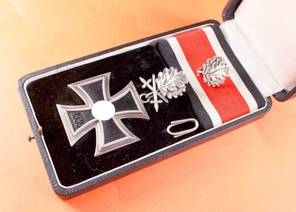 Ritterkreuz des Eisernen Kreuzes mit Eichenlaub und Schwertern mit Band im Etui sowie zusätzlichem Eichenlaub