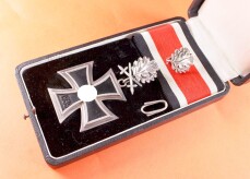 Ritterkreuz des Eisernen Kreuzes mit Eichenlaub und...