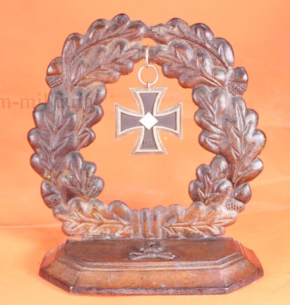 Tischdeko Eisernes Kreuz Totenkopfhusaren Eichenlaubkranz Erinnerungsdekoration