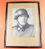 Portrait SS-Soldat Totenkopf mit SS-Stahlhelm